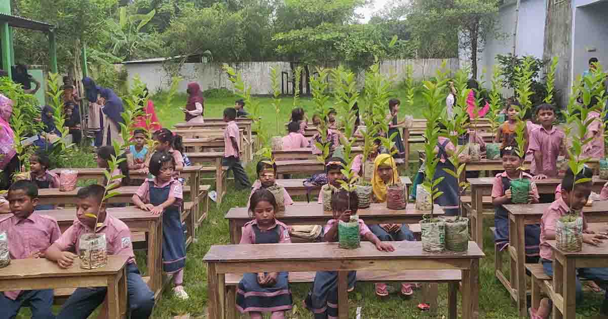 বৃক্ষ উপহার পেয়ে মহাখুশি জিনিয়াস স্কুলের শিক্ষার্থীরা