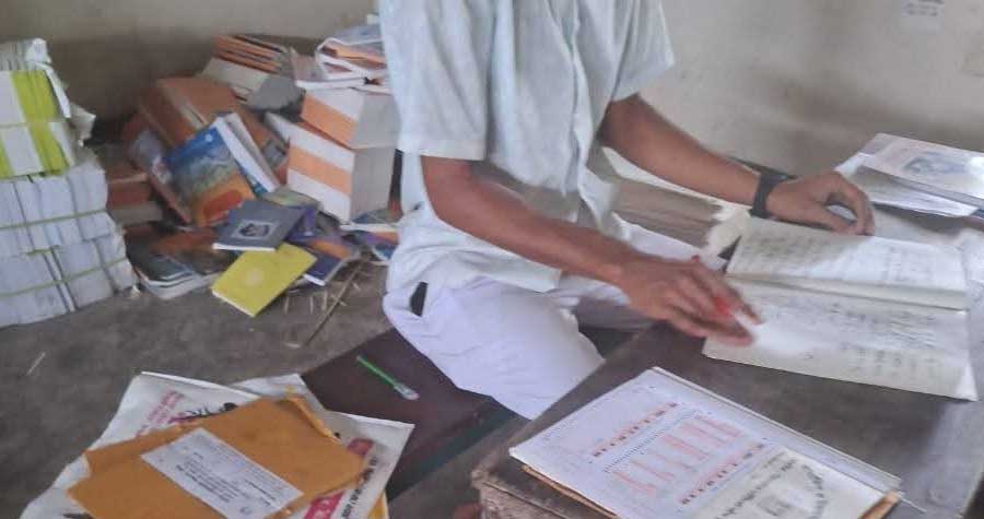 বোর্ড পরীক্ষার খাতা দেখছে স্কুলের ছাত্র! দেবীদ্বারে তদন্তে প্রশাসন