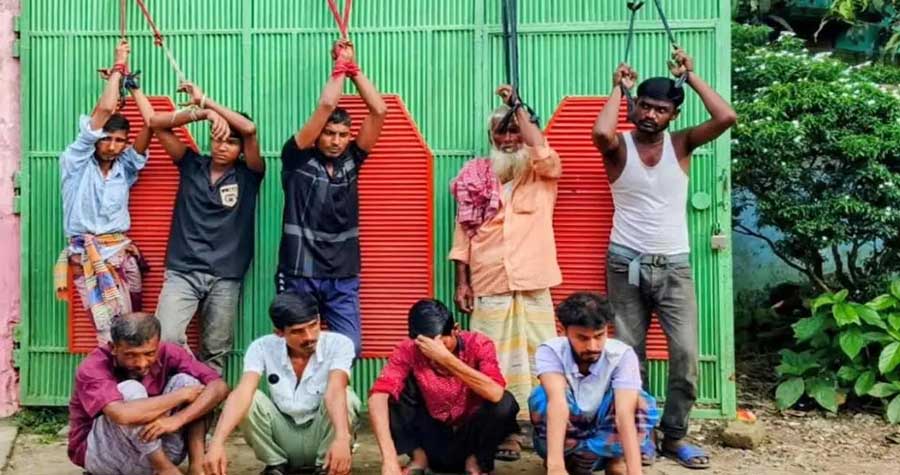 মাদক কারবারিদের গেইটে বেঁধে রাখল মুক্তাগাছাবাসী