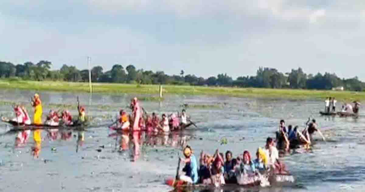 গোপালগঞ্জে নারীদের ব্যতিক্রমী নৌকা বাইচ প্রতিযোগিতা অনুষ্ঠিত
