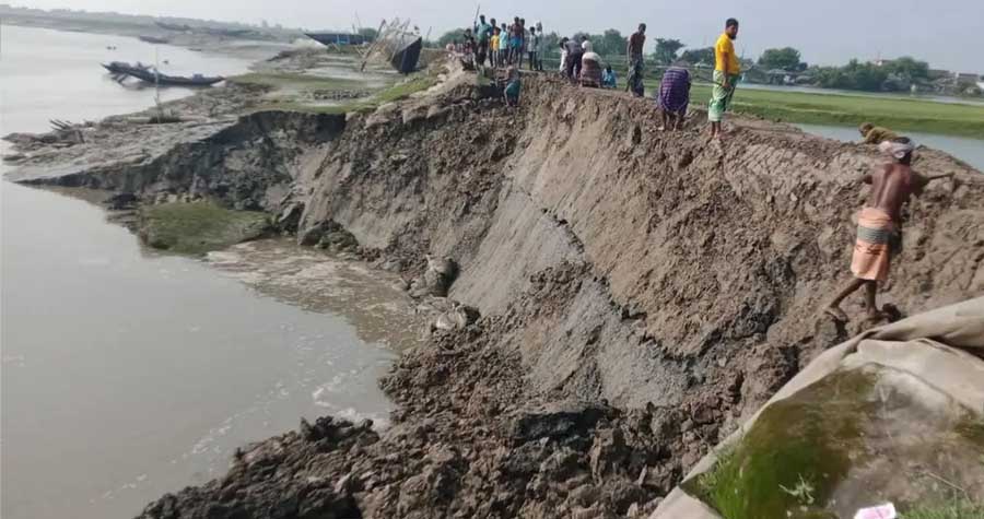আশাশুনিতে ১৫০ ফুট বেড়িবাঁধ নদীতে বিলীন, প্লাবনের শঙ্কা