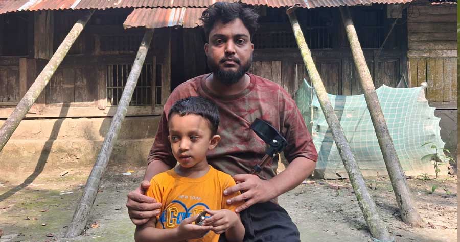 দুই হিপ নষ্ট হয়ে শয্যাশায়ী আনোয়ার: বাঁচতে চান অবুঝ শিশুর পিতা
