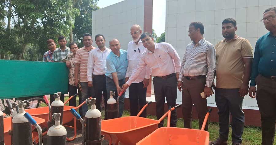 পরিচ্ছন্নতা ও চিকিৎসাসেবা বাড়াতে পিরোজপুর জেলা পরিষদের অনুদান
