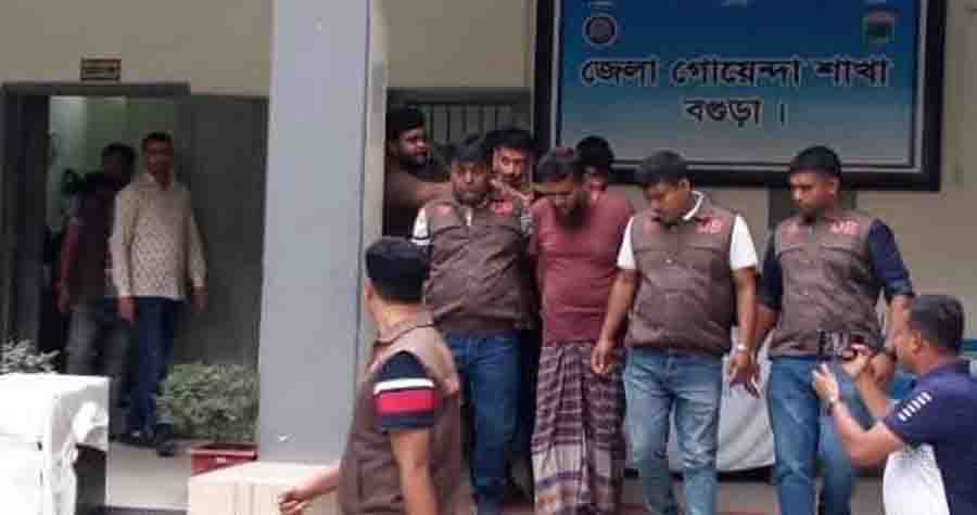 বগুড়ায় পুলিশের পরিচয়ে ১০২ ভরি স্বর্ণ ছিনতাই, গ্রেপ্তার ৪