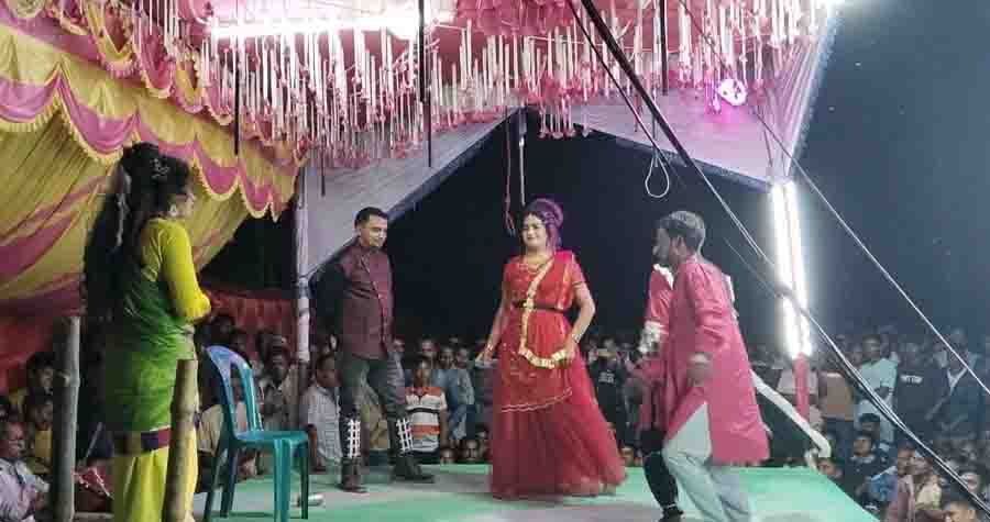আধুনিকতার ভিড়ে হারাচ্ছে গ্রামবাংলার যাত্রাপালা