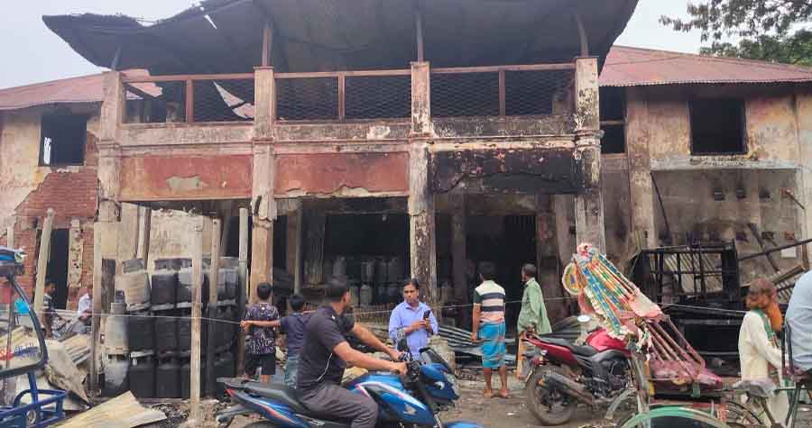 গৌরীপুরে শতবর্ষী ‘ঝলমল সিনেমা হল’ ও ৪ দোকানে ভয়াবহ আগুন, কোটি টাকার ক্ষয়ক্ষতি