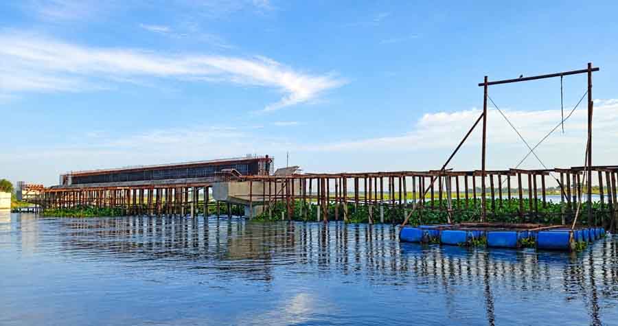 চলনবিলে নির্মাণাধীন ব্রিজের উচ্চতা নিয়ে নৌপথ বন্ধের শঙ্কা, আইনি নোটিশ