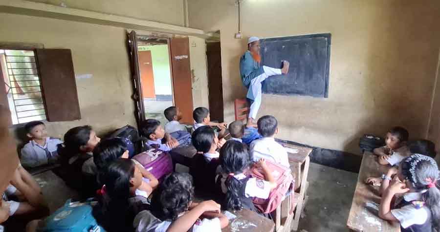 দুই হাত নেই, তবু থামেনি লড়াই, পা দিয়ে পড়ান ১৪৫ শিশু