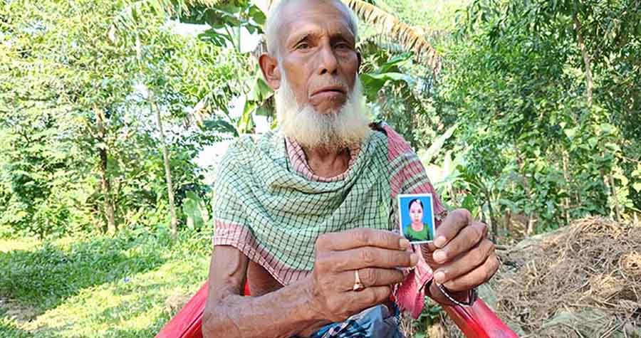 নিখোঁজ নাতনির ছবি বুকে নিয়ে দ্বারে দ্বারে ঘুরছেন ৭১ বছরের বৃদ্ধ ইসমাইল
