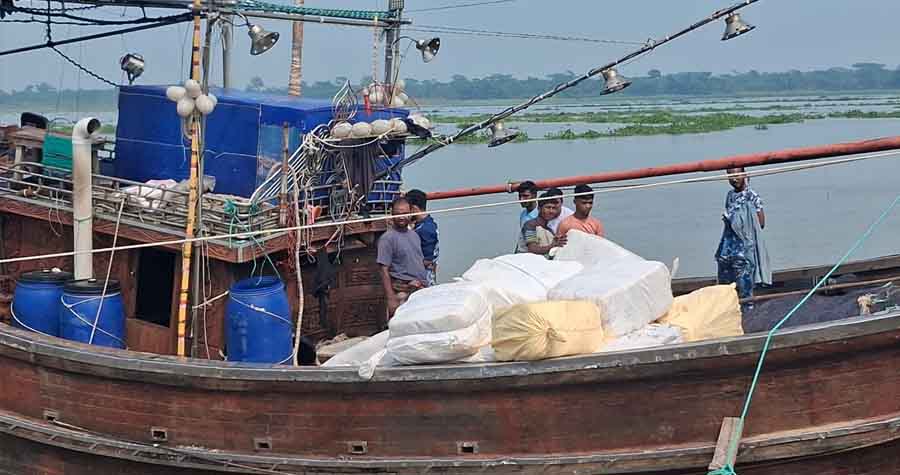 বলেশ্বর থেকে ধাওয়া করে কচা নদী থেকে চোরাই শাড়ির ট্রলার জব্দ