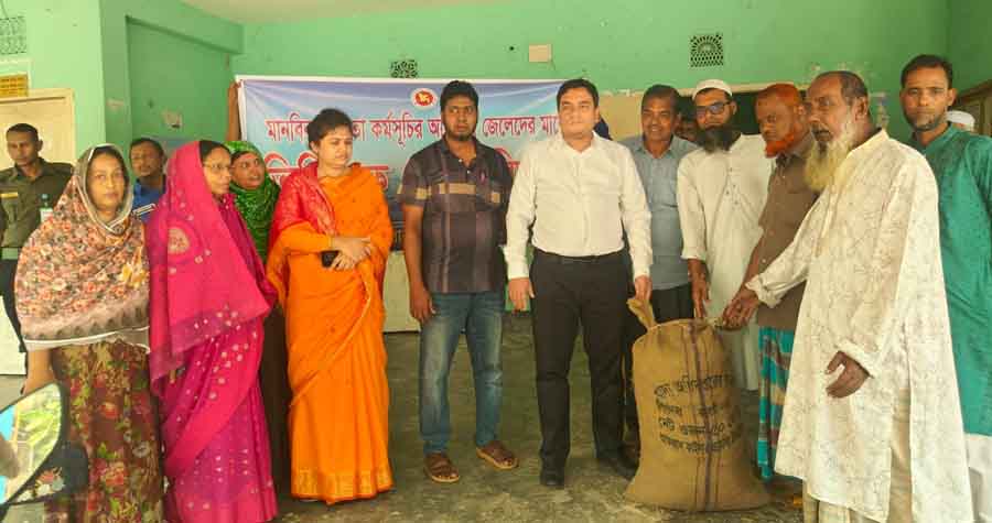 মা ইলিশ রক্ষা অভিযান, দুমকিতে জেলেদের মাঝে সরকারি খাদ্য সহায়তা বিতরণ