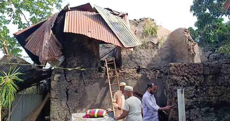 শর্টসার্কিটের আগুনে নন্দীগ্রামে ৩ পরিবার নিঃস্ব