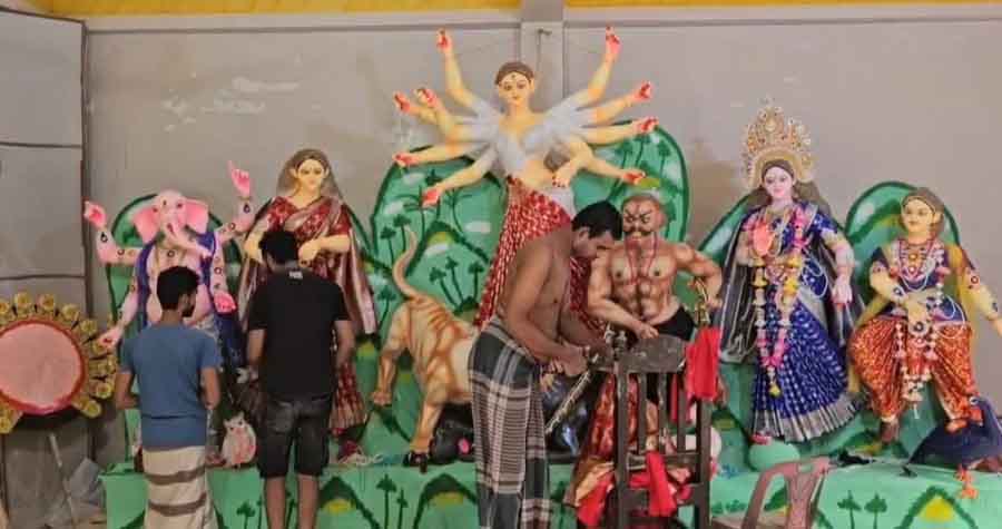 শেষ পর্যায়ে ধর্মপাশা ও মধ্যনগরে ৫৬টি প্রতিমা তৈরির কাজ